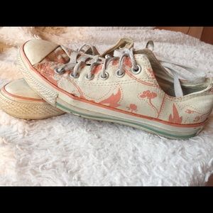 Floral print low top converse